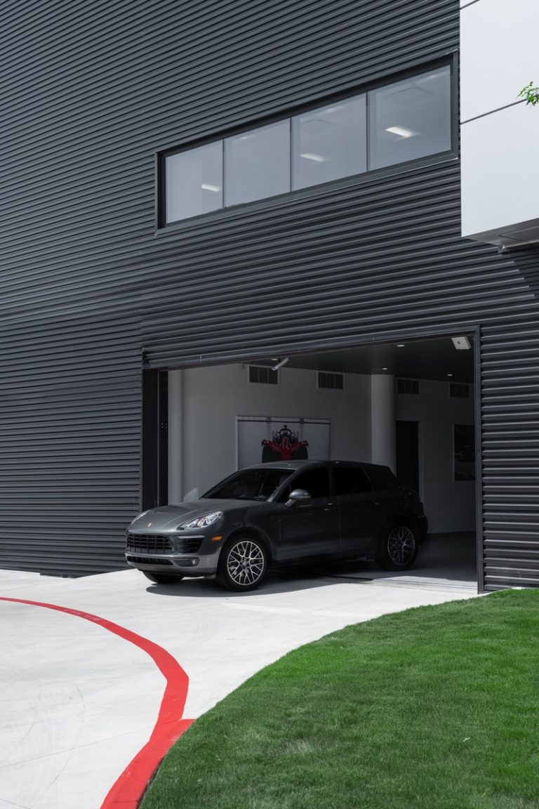 SUV noir devant un garage